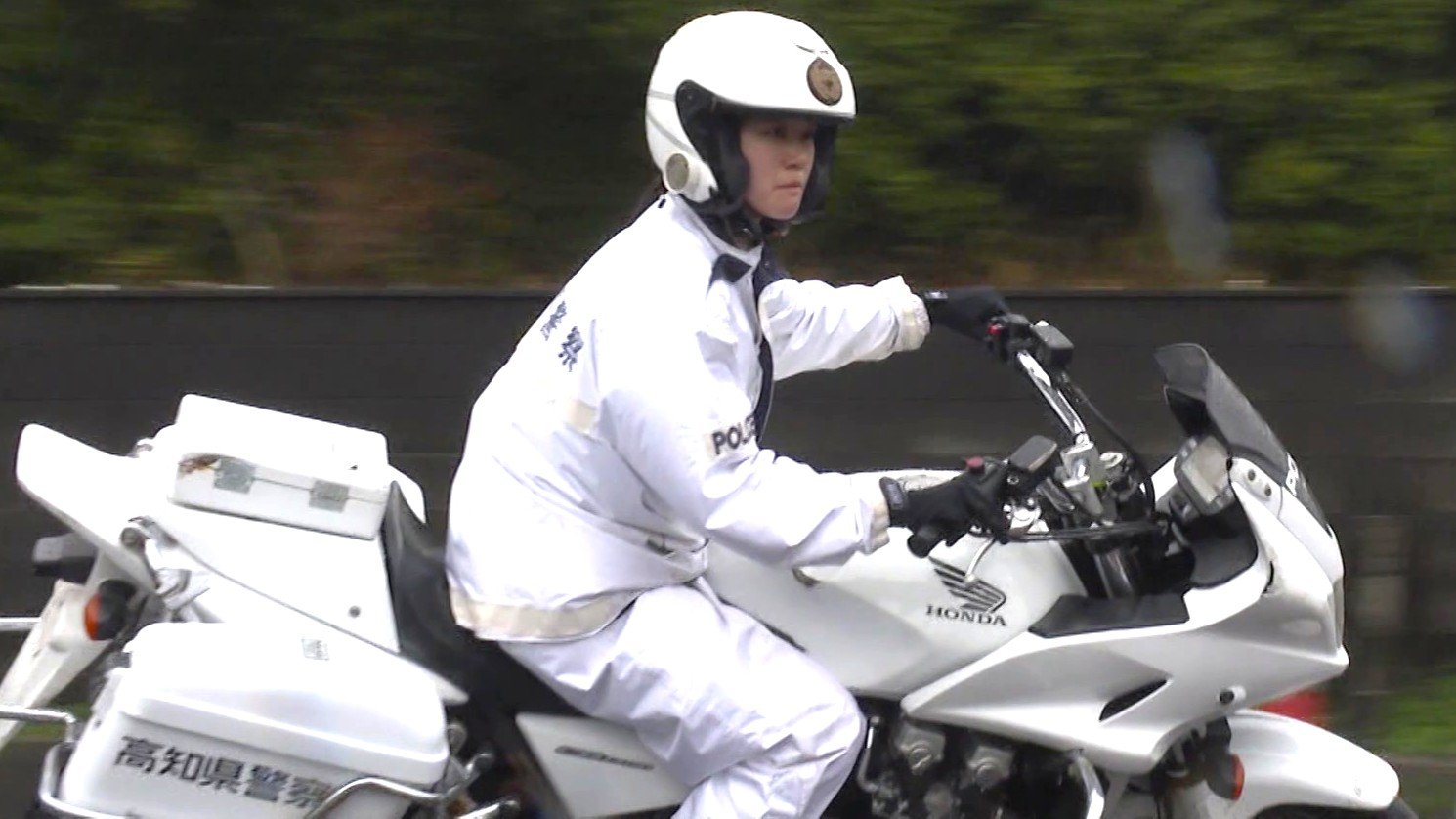 県警史上初“ママさん白バイ隊員”着任 2児の母が直面、重さ300kg“鉄の塊