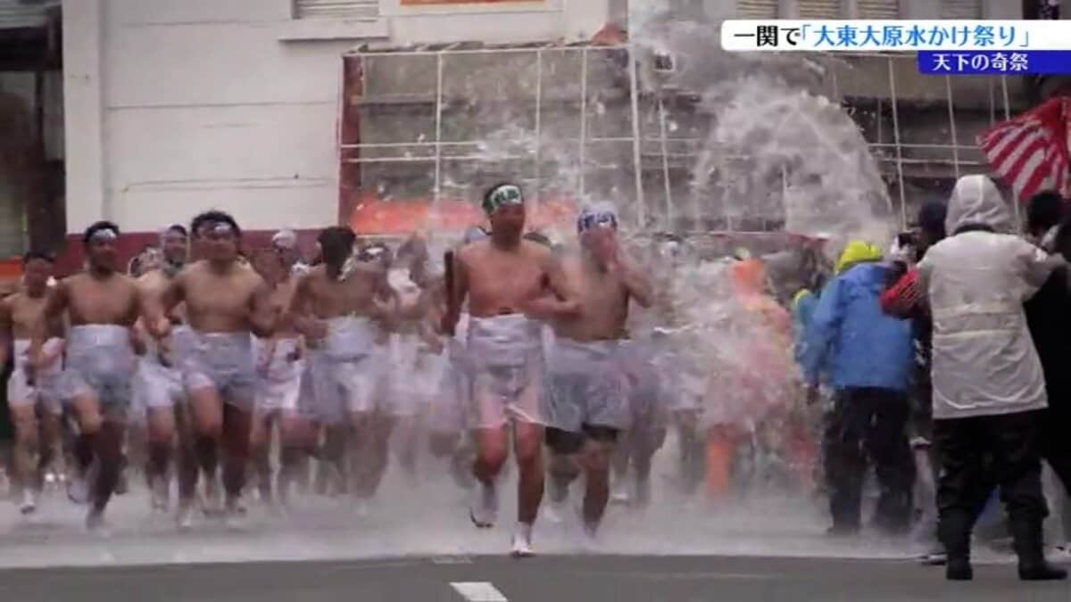 裸の男たちが水を浴びながら目抜き通りを駆け抜ける 天下の奇祭・大