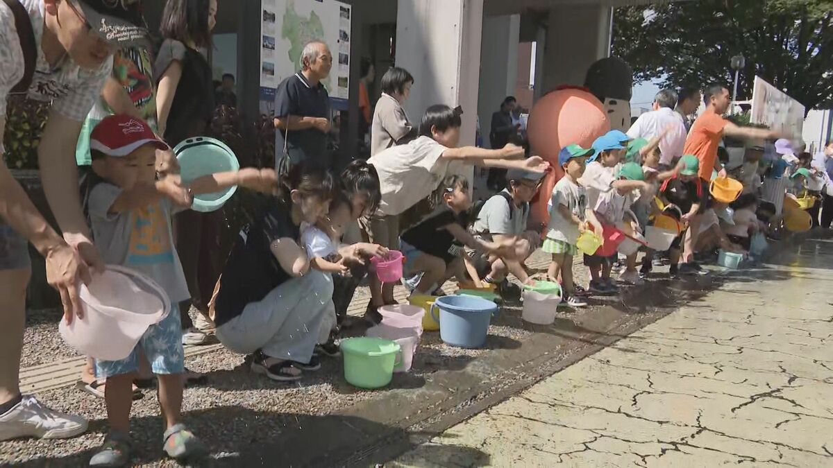 今年すでに4回も… 40℃以上の｢酷暑日｣記録した岐阜･多治見市 公式マスコット｢うながっぱ｣が地元園児らと打ち水 熱中症対策を呼びかけ