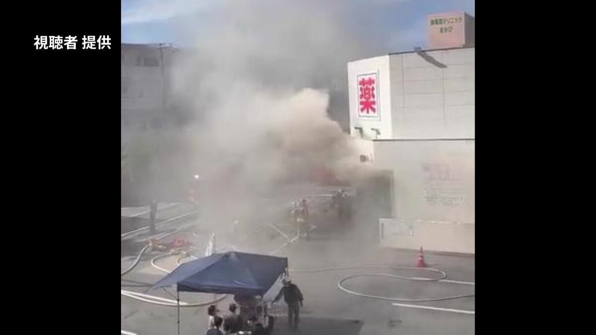 住宅街のドラッグストアが全焼する火事、通報から約6時間経過も鎮火せず　那覇市