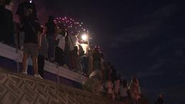 今年も淀川花火で「マナー違反」相次ぐ...『立ち入り禁止エリアの土手にのぼる人々』『無関係のマンション敷地内にレジャーシート敷く家族』 記者の質問に「みんな上がっていたから」「言われたらどくけど」|TBS NEWS DIG