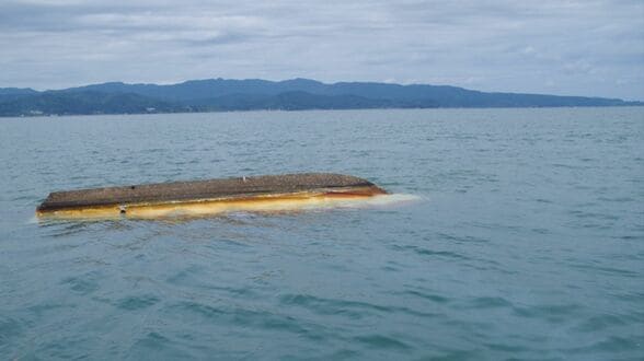 【大雨被害】大雨の影響で上庄川から船が流出　富山湾の沖合約5キロで転覆プレジャーボート回収　他にも小型船舶が所在不明か　富山・氷見市　|　富山のニュース｜天気・防災｜チューリップテレビ