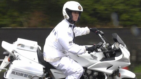 県警史上初“ママさん白バイ隊員”着任　2児の母が直面、重さ300kg“鉄の塊”と2年のブランク…初日から「大焦り」でも1歩ずつ前へ【高知県警察】　|　高知のニュース・天気｜KUTV NEWS | KUTVテレビ高知