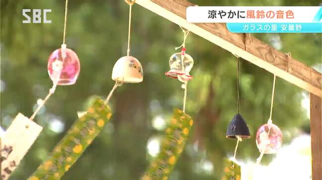 「気持ちが和らぐ…」安曇野市の穂高神社に響く風鈴の音　300個以上が神楽殿に　ガラス工房では「吹きガラス体験」も|TBS NEWS DIG
