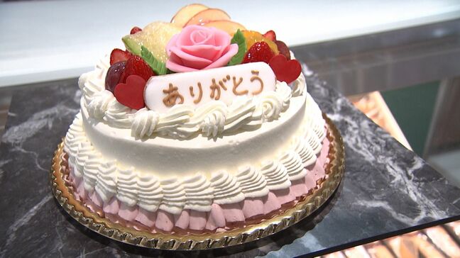 「母の日に贈りたいケーキ」デザイン大賞に選ばれたケーキの授与式 小学6年生が考案した"ピンクのバラ"のケーキ【岡山】|TBS NEWS DIG