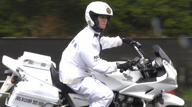 県警史上初“ママさん白バイ隊員”着任　2児の母が直面、重さ300kg“鉄の塊”と2年のブランク…初日から「大焦り」でも1歩ずつ前へ【高知県警察】|TBS NEWS DIG