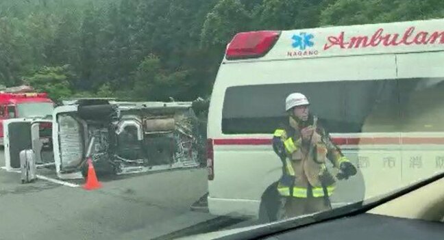 ワゴン車横転【画像あり】軽乗用車が道路から転落で4人けが「車2台が絡む事故が起きた…」と通報…長野・小川村の県道~通称オリンピック道路で事故|TBS NEWS DIG