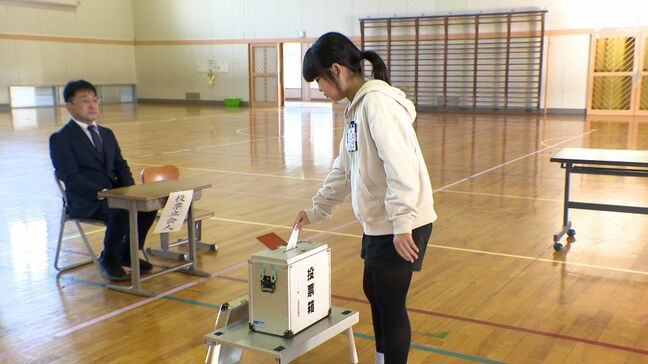 「使えないようなものが使えてとても貴重な体験」投票箱も記載台も“本物” 小学生がリアルな模擬選挙を体験=静岡・島田市|TBS NEWS DIG