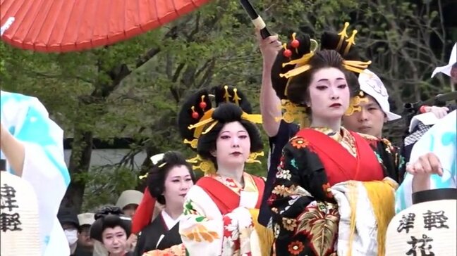 しゃなりしゃなりと「花魁道中」艶やかで煌びやかに練り歩き訪れた人たちを魅了 青森県黒石市|TBS NEWS DIG