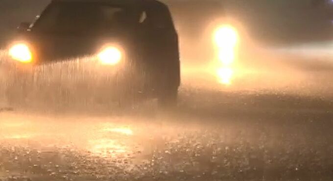 記録的大雨で避難所の金沢の小学校が孤立 帰宅した住民がいる一方で「自宅の安全が確保できない」と一夜を学校で過ごした人も  |TBS NEWS DIG