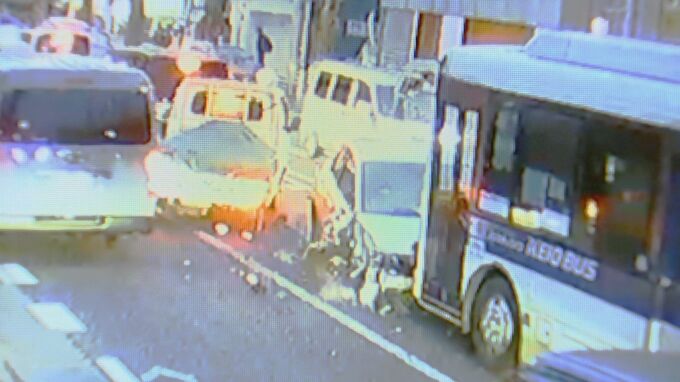 甲州街道でバスなど車5台が事故　男性2人が軽いけが　東京・調布市|TBS NEWS DIG