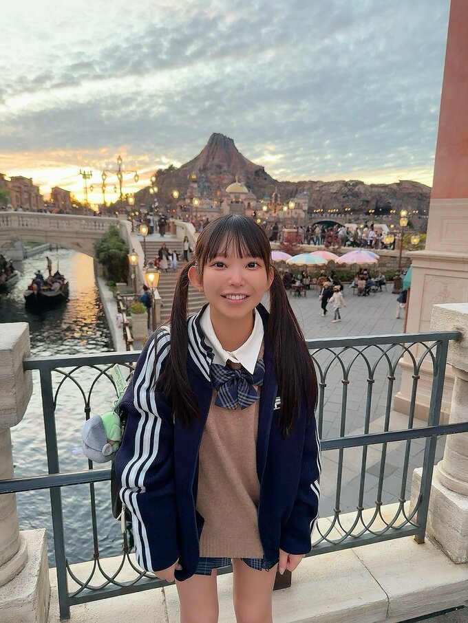 【 長澤茉里奈(30) 】 「人生最後になりそうな制服ディズニー笑」　オフショットにファン反響　「本気（マジ）で高校生に見えちゃうの凄い！」|TBS NEWS DIG