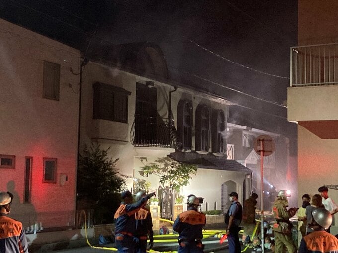 「建物から炎と黒煙が見える」２階建て住宅が全焼･隣家２棟の一部焼く　近くに住む10代男性を搬送も命に別状なし　家人は避難し無事　広島市西区|TBS NEWS DIG