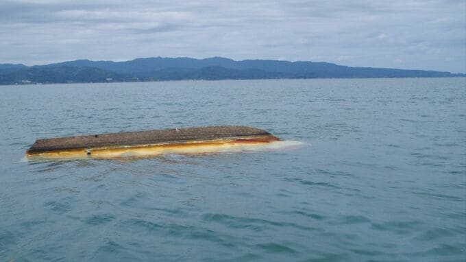 【大雨被害】大雨の影響で上庄川から船が流出　富山湾の沖合約5キロで転覆プレジャーボート回収　他にも小型船舶が所在不明か　富山・氷見市　|　富山のニュース｜天気・防災｜チューリップテレビ