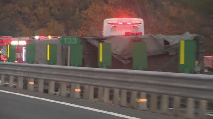 【続報】燃料タンクから軽油20リットルが路上に　助手席の1人を病院に搬送　横転した自衛隊車両は松本駐屯地所属【現場写真あり】上信越道 須坂長野東～長野IC上り線の通行止め続く　長野|TBS NEWS DIG