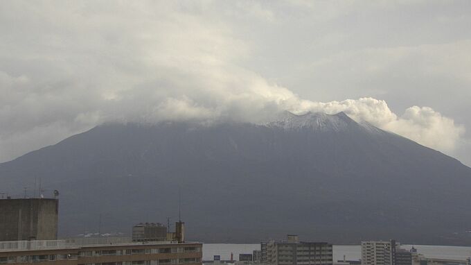 桜島が初冠雪…山頂付近が白く雪化粧　平年より10日遅く　鹿児島市　|　鹿児島のニュース｜MBC NEWS｜南日本放送
