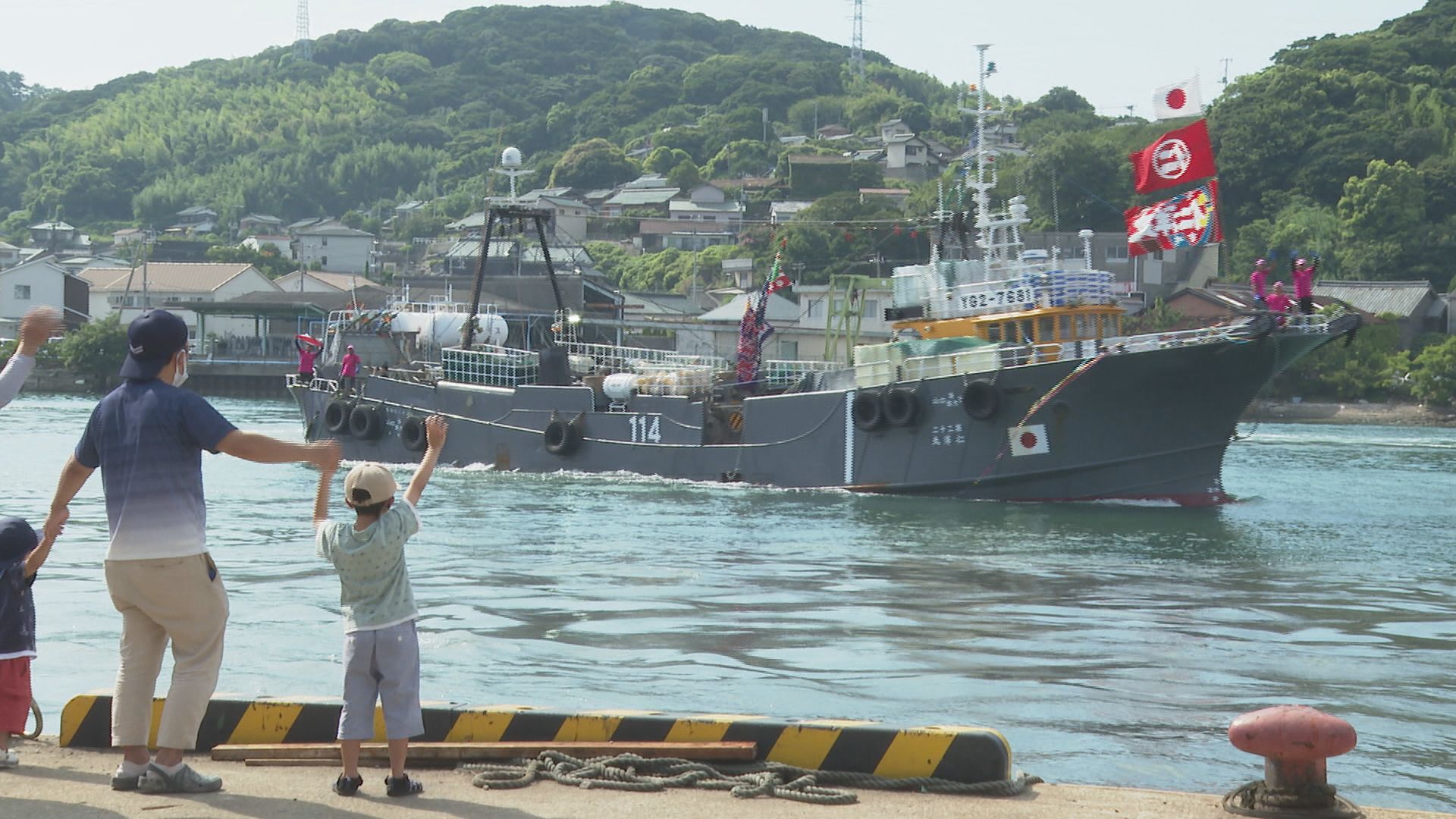 漁船値下げ 12年ぶり新しい漁船加え沖合底びき網漁業船団出漁 山口県下関市