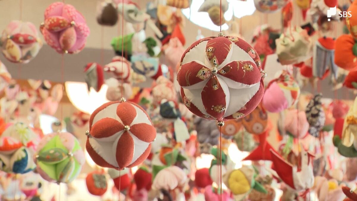 よく見るとすごくかわいらしくて」ひなのつるし飾りを温泉旅館で展示