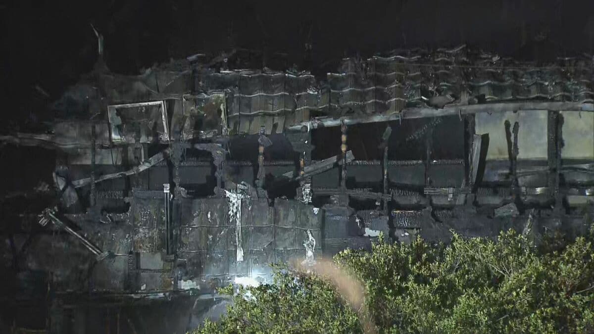 木造2階建ての母屋と平屋建ての離れが全焼 焼け跡から1人の遺体見つかる この家に住む60代男性か 三重・伊賀市