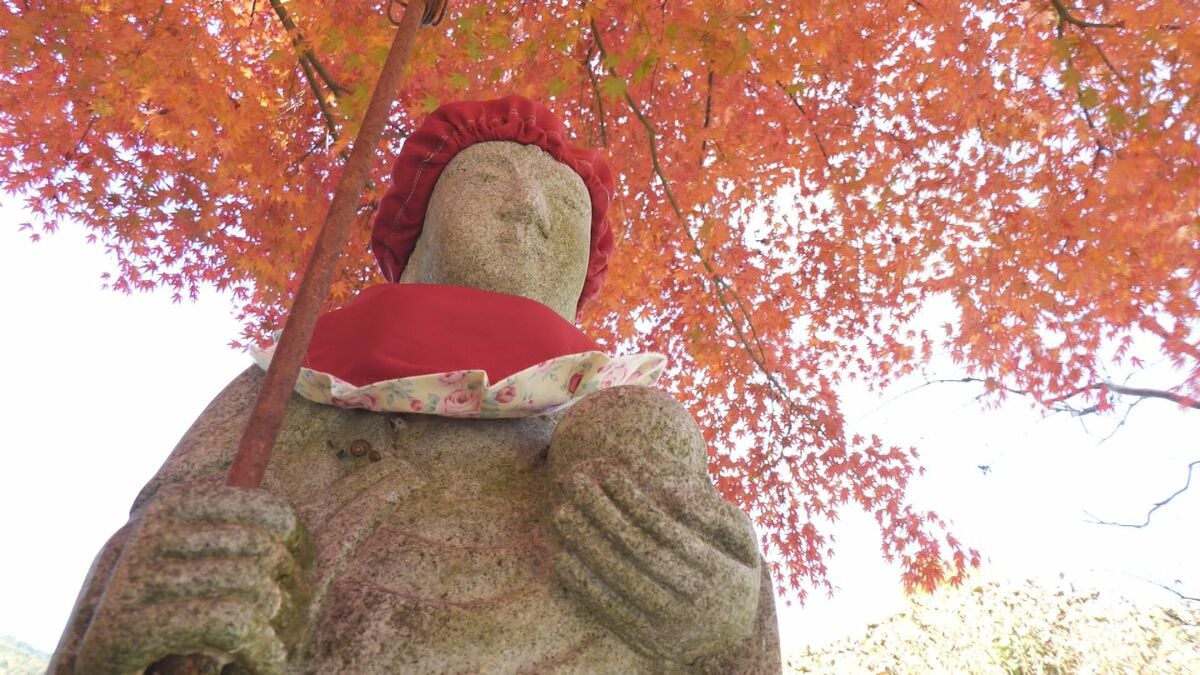 真っ赤な“もみじの傘”さすお地蔵さま JR高山線の線路脇でそっと地域を見守る…｢ことしは赤が特にきれい｣ 岐阜・下呂市【映像企画】