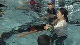 「力抜くと本当に浮く」夏休みに子どもの水の事故を防げ　競泳元日本代表・岩崎恭子さんが「着衣泳教室」 ペットボトルなどで体浮かせる　東京消防庁|TBS NEWS DIG