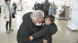 孫と抱き合って笑顔に…帰省ラッシュで賑わう空港到着ロビー　|　石川県のニュース｜MRO北陸放送