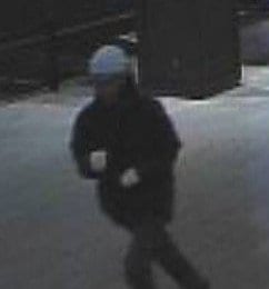 【速報】JR長野駅前の3人死傷事件で逃走中の男の写真を公開 犯行後の男…右手に刃物か 40代くらいで身長165センチ~175センチ 「次に刺す人を探すような感じ」で駅前広場を刃物を持ってふらつく姿も|TBS NEWS DIG