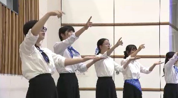 「手話」に理解を…9月23日は国連が定める「手話言語の国際デー」JR長野駅で長野高校合唱班が手話を使った歌を披露…会場の自由通路は「ブルー」にライトアップ|TBS NEWS DIG