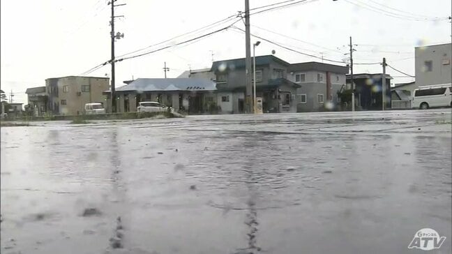 暑いうえに“ゲリラ雷雨”も…　青森県内14の観測地点で「真夏日」となった一方で各地で急に雨脚が強まる時間帯が　急な雨で交通にも影響が…　JR在来線の一部で運休も発生　|TBS NEWS DIG