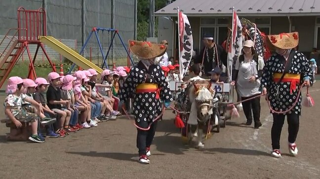 鈴の音響かせ装束馬がやってきた　6月14日のチャグチャグ馬コ本番前に保育園児とふれあい　岩手・滝沢市|TBS NEWS DIG