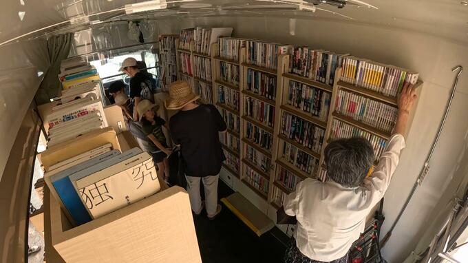 届けるのは人と本との"であい"　２０００冊以上積んで街を巡回「移動図書館」　夫の介護を終えた高齢女性、おばけの本を熱心に探す子ども...真夏の１日を定点観測|TBS NEWS DIG