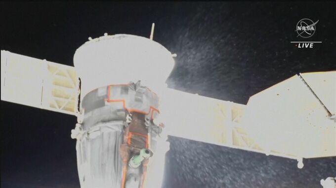 ISSのロシア宇宙船から液体漏れトラブル　船外活動が中止に