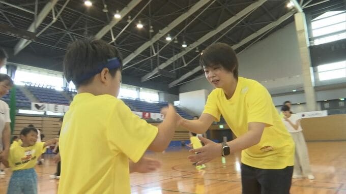 元スピードスケート日本代表の髙木菜那さんがイベントで子どもと体を動かし楽しむ　子どもは身体能力が下がると免疫力低下の可能性も　|　BSSニュース | BSS山陰放送