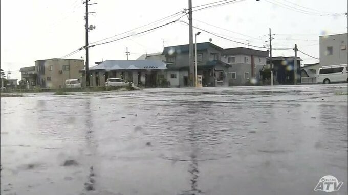 暑いうえに“ゲリラ雷雨”も…　青森県内14の観測地点で「真夏日」となった一方で各地で急に雨脚が強まる時間帯が　急な雨で交通にも影響が…　JR在来線の一部で運休も発生　|TBS NEWS DIG