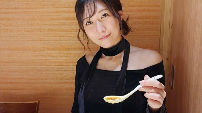 【 穂川果音 】冷え込んでもデコルテ肩出しで「#ラーメンパトロール」優雅な手つきで黒の衣装&赤の酸辣湯麺|TBS NEWS DIG