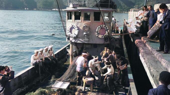 AIでカラー化 女神大橋のない長崎港口　漁船の上で餅つき 1962年12月の年越し風景～写真でタイムマシーン　|　長崎のニュース | 天気 | NBC長崎放送