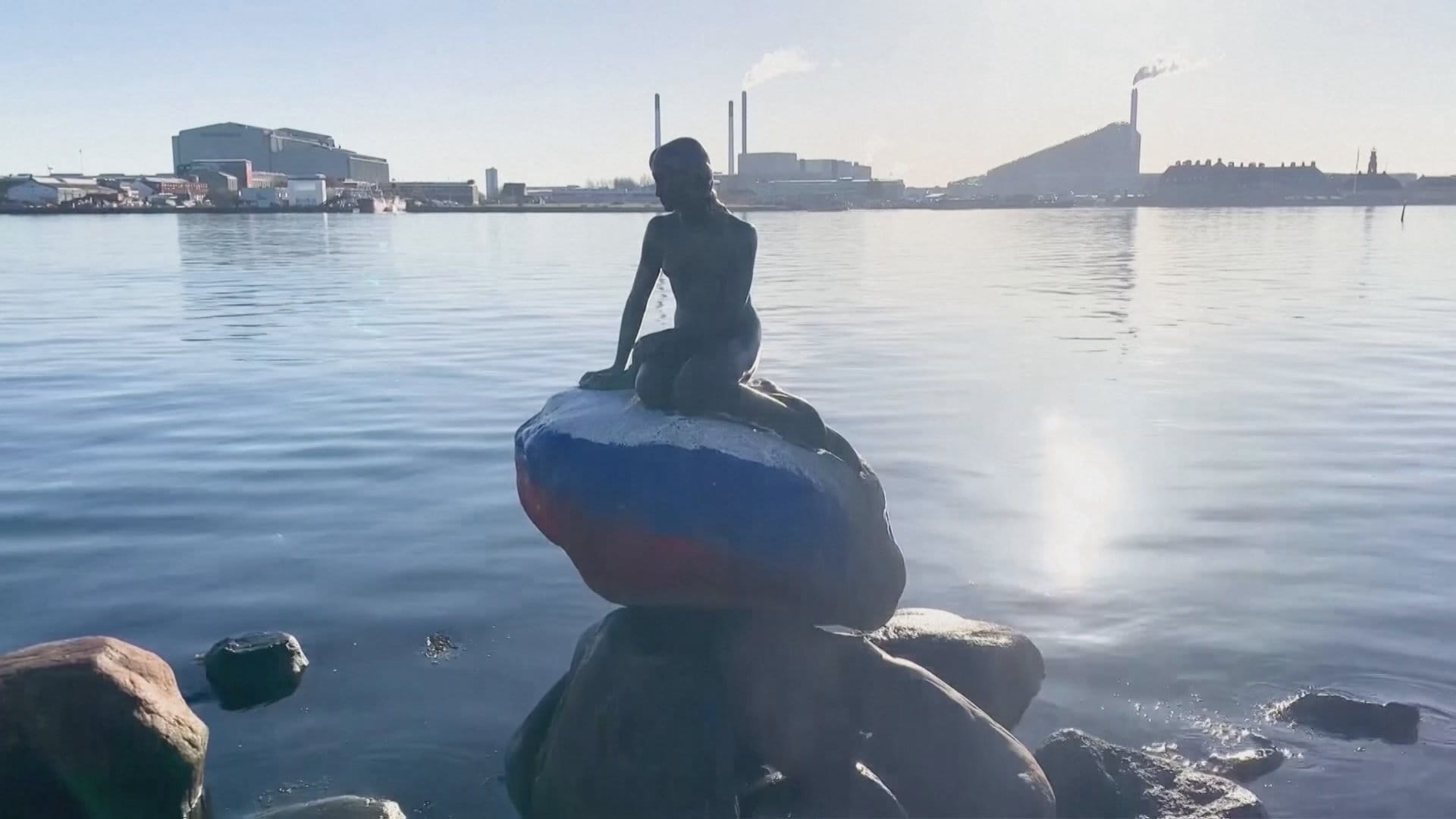 デンマークの観光名所 人魚姫の像の台座にロシア国旗の落書き TBS NEWS DIG (1ページ)