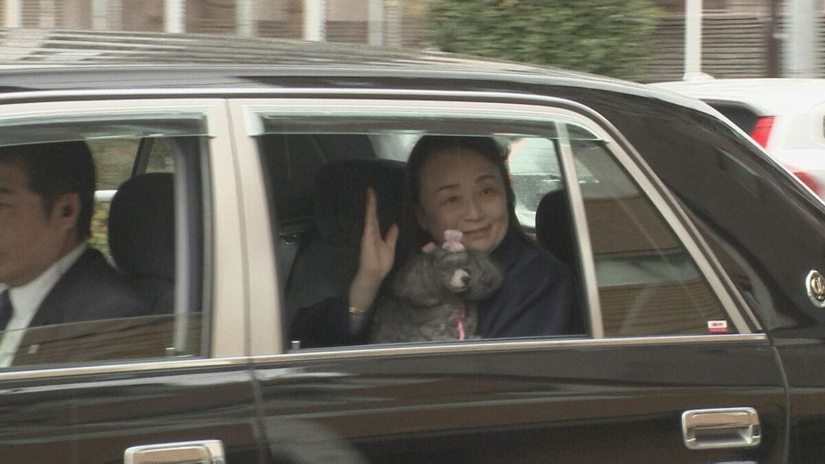 三笠宮家の信子さま きょうから高輪皇族邸に仮住まい 愛犬を抱い