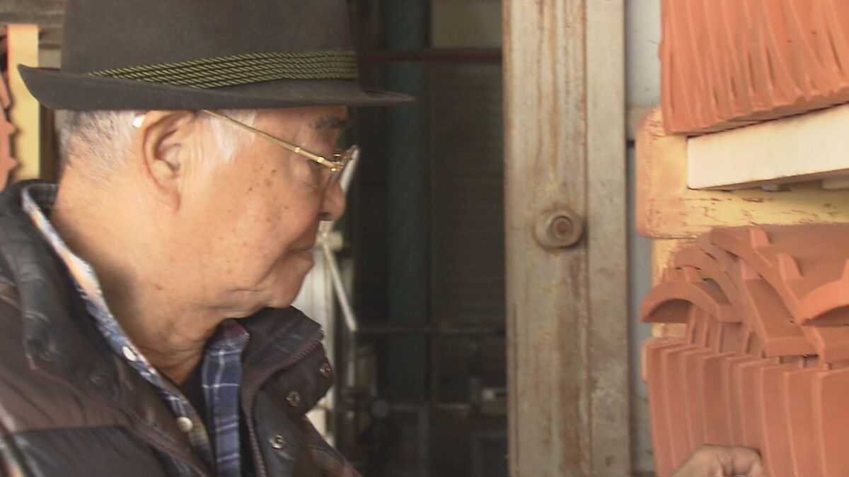 再建する首里城に「平成の職人の思いも」 燃えた瓦を砕き入れ、新たな6