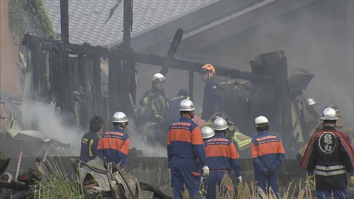 19歳と53歳の女性2人が不明 三重・亀山市で住宅2棟が焼ける火事 「2階建て建物が燃えている」