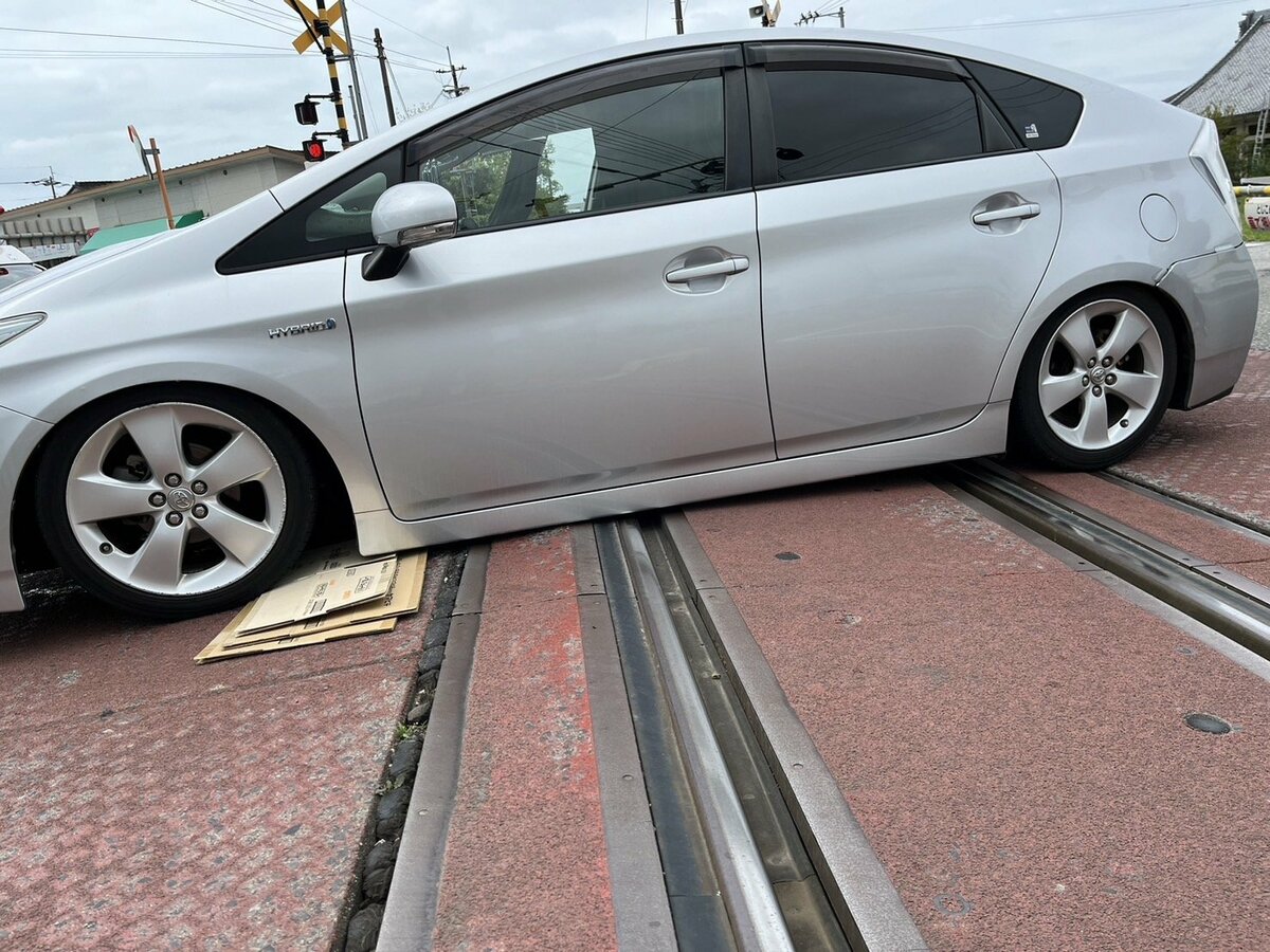 “シャコタン”の車が踏切内で立ち往生、JRは一時運転見合わせに　車の底部が踏切内中央部に引っかかったことが原因か