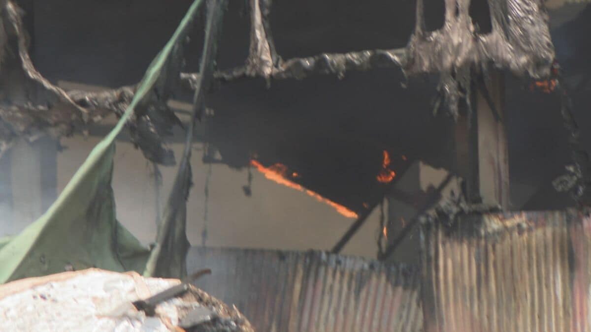 「建物から黒煙と炎が噴き出ている」国道沿いの住宅兼倉庫が火事　けが人なし　大分・宇佐市