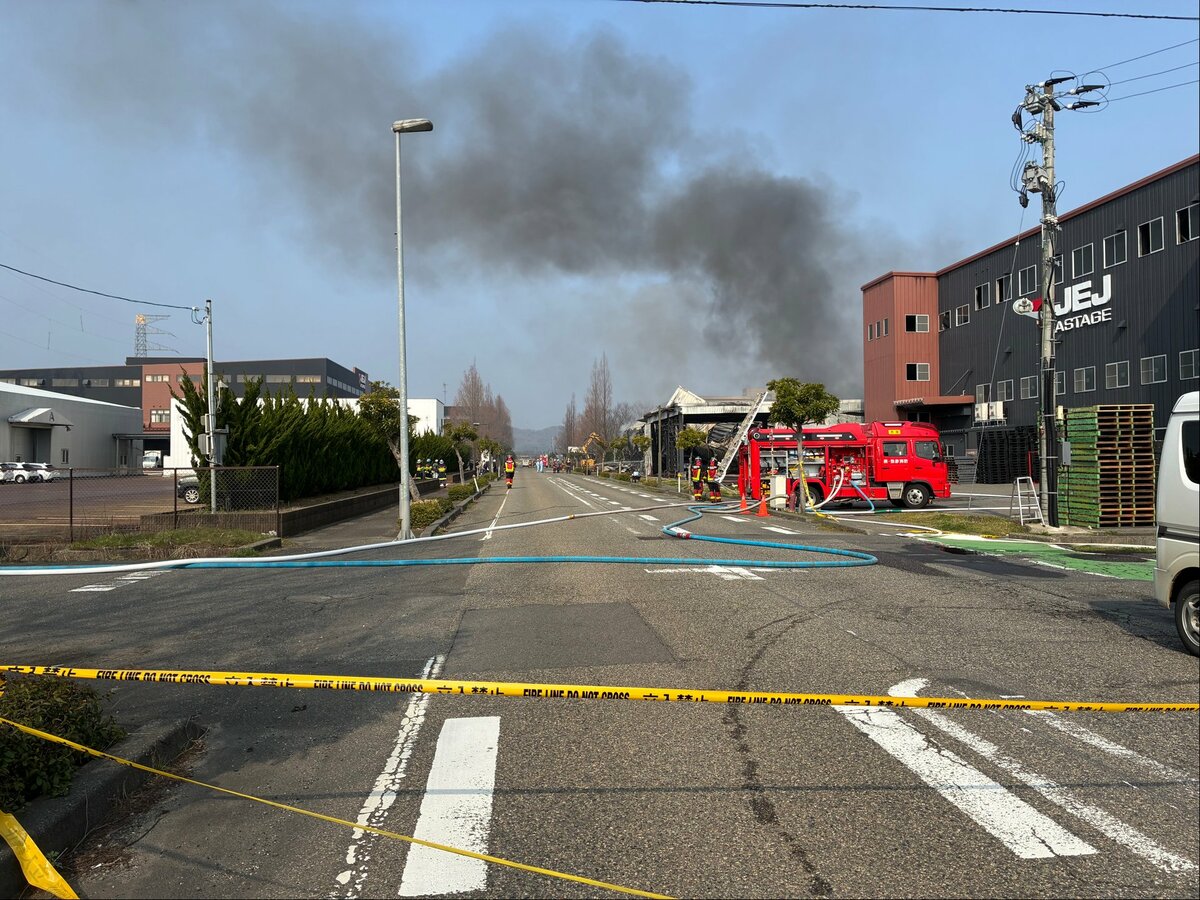 サムネイル_【続報】弥彦村のプラスチック工場で火災 出火から6時間経過も消火活動続く 隣接する建物にも延焼 新潟