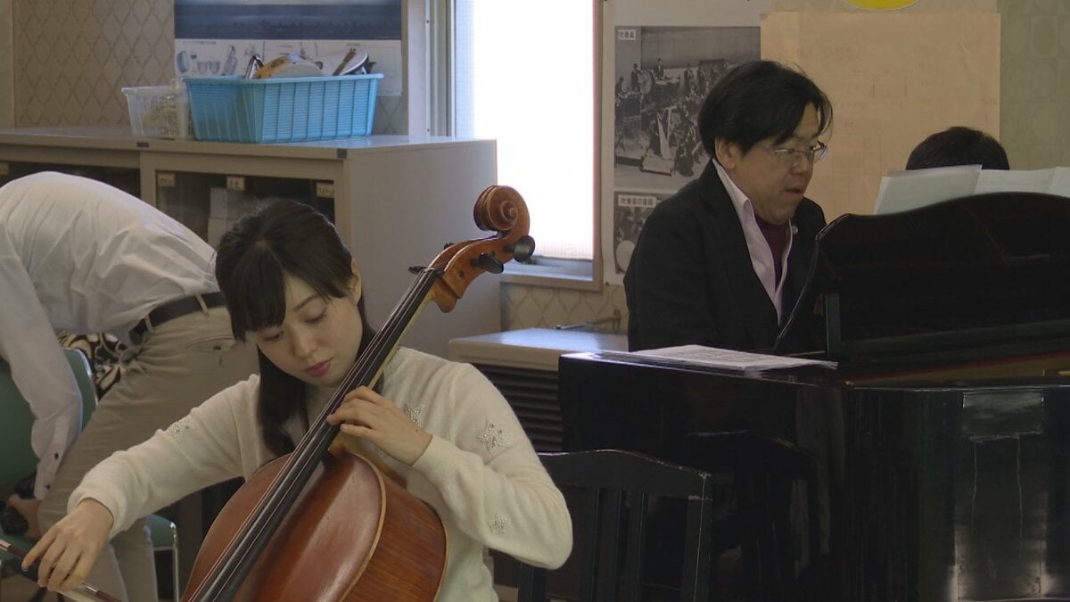 「チェロの最後がかっこよかった」　児童がプロの演奏を体感　チェリストとピアニストが小学校で出前授業