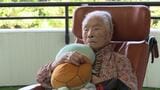 青森に111歳の“アイちゃん”（県内最高齢）　手にお気に入りのポケモン“ゼニガメのぬいぐるみ”　「長生きしてほしい」施設職員の願い込められ|TBS NEWS DIG