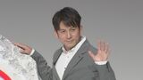 【岡田准一】スーツ姿で初クライミング 崖下り登場も“お手のもの”|TBS NEWS DIG