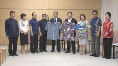 岸田総理らに毎年恒例の「かりゆし」贈呈　林官房長官「サイズは隠しておこう」おどける様子も| TBS CROSS DIG with Bloomberg