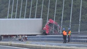 長崎港のシンボル・女神大橋で事故 大型トレーラーが橋の欄干を突き破り フロントガラス大破　運転手が行方不明に 付近の海上から男性の遺体|TBS NEWS DIG
