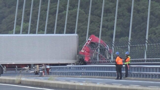 65メートル下の海に男性運転手（50）転落か？ 大型トレーラーが橋の欄干を突き破る 長崎市女神大橋 全面通行止め 続く|TBS NEWS DIG