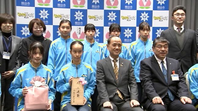 「全国中学校駅伝女子」3連覇・京山中学陸上競技部が岡山市を表敬「この仲間がいたから乗り越えることができた」|TBS NEWS DIG